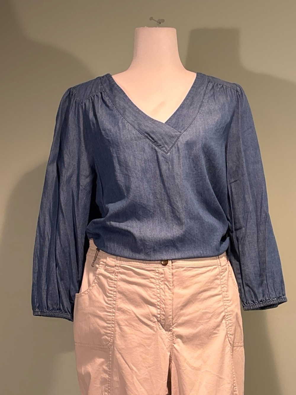 St. John’s Bay women’s chambray v neck top 3/4 sleeve size M